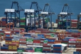 Các container chở hàng và cần cẩu giàn tại cảng Diêm Điền ở Thâm Quyến, tỉnh Quảng Đông, phía nam Trung Quốc hôm 13/07/2022. (Ảnh: Jade Gao/AFP/Getty Images)