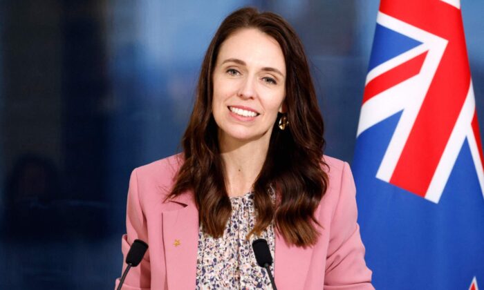 Thủ tướng New Zealand Jacinda Ardern tổ chức một cuộc họp báo với Tổng thống Pháp Emmanuel Macron (không xuất hiện trong hình) sau các cuộc hội đàm bên lề kỳ họp thứ 77 của Đại hội đồng Liên Hiệp Quốc tại trụ sở Liên Hiệp Quốc ở New York hôm 20/09/2022. (Ảnh: Ludovic Marin/AFP qua Getty Images)