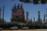 Một nhà máy lọc dầu giăng cờ Mỹ ở Wilmington, California, vào ngày 21/09/2022. (Allison Dinner/Getty Images)