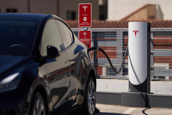 Một chiếc Tesla đang sạc tại một trạm sạc của Tesla trong một bãi đậu xe ở Santa Monica, California,hôm 22/09/2022. (Ảnh: Allison Dinner/Getty Images)