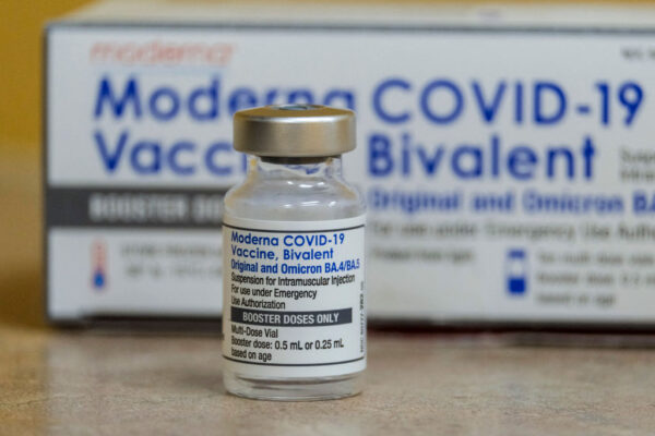 Bức ảnh này chụp một lọ vaccine Moderna COVID-19 lưỡng trị, tại phòng khám AltaMed Medical ở Los Angeles, California, hôm 06/10/2022. (Ảnh: Ringo Chiu/AFP qua Getty Images)