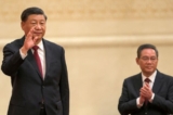 Nhà lãnh đạo Trung Quốc Tập Cận Bình (trái) vẫy tay bên cạnh ông Lý Cường, một thành viên của Ủy ban Thường vụ Bộ Chính trị mới của Đảng Cộng sản Trung Quốc, cơ quan ra quyết định hàng đầu của quốc gia, khi gặp gỡ giới truyền thông tại Đại lễ đường Nhân dân ở Bắc Kinh hôm 23/10/2022. (Ảnh: Wang Zhao/AFP qua Getty Images)