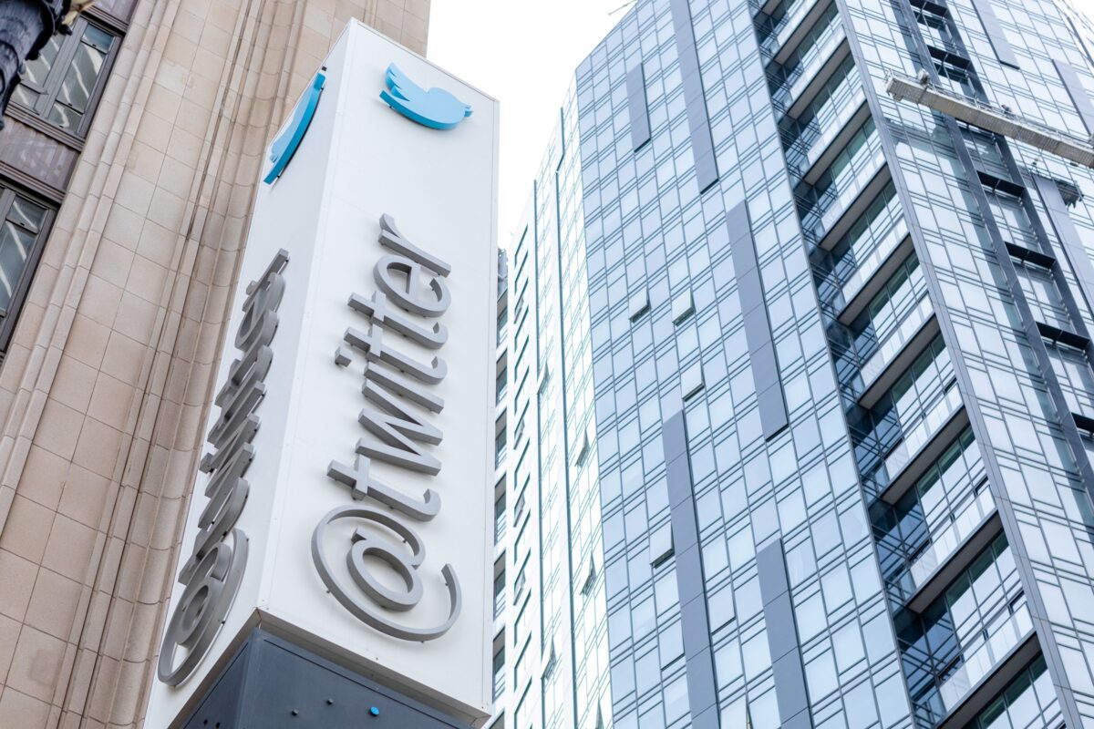 Biển hiệu Twitter tại trụ sở chính của công ty ở San Francisco, California, hôm 28/10/2022. (Ảnh: Constanza hevia/AFP qua Getty Images)