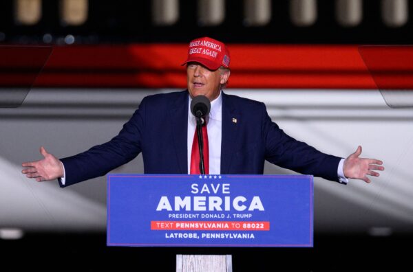 Cựu Tổng thống Hoa Kỳ Donald Trump nói chuyện trong một cuộc biểu tình “Cứu lấy Nước Mỹ” (“Save America”) trước cuộc bầu cử giữa kỳ tại Phi trường Khu vực Arnold Palmer ở Latrobe, Pennsylvania, hôm 05/11/2022. (Ảnh: Angela Weiss/AFP qua Getty Images)