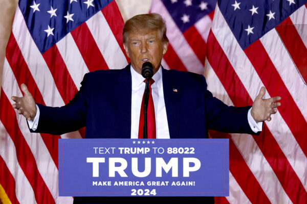Cựu Tổng thống Donald Trump tuyên bố ông sẽ tranh cử tổng thống Hoa Kỳ năm 2024 trong một buổi thông báo tại khu dinh thự Mar-a-Lago của ông ở Palm Beach, Florida vào ngày 15/11/2022. (Ảnh: Alon Skuy/ AFP via Getty Images)