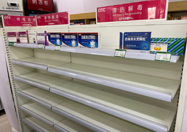Một kệ thuốc thường đựng thuốc cảm gần như trống rỗng tại một hiệu thuốc trong bối cảnh đại dịch COVID-19 bùng phát ở Bắc Kinh hôm 15/12/2022. (Ảnh: Yuxuan Zhang/AFP qua Getty Images)
