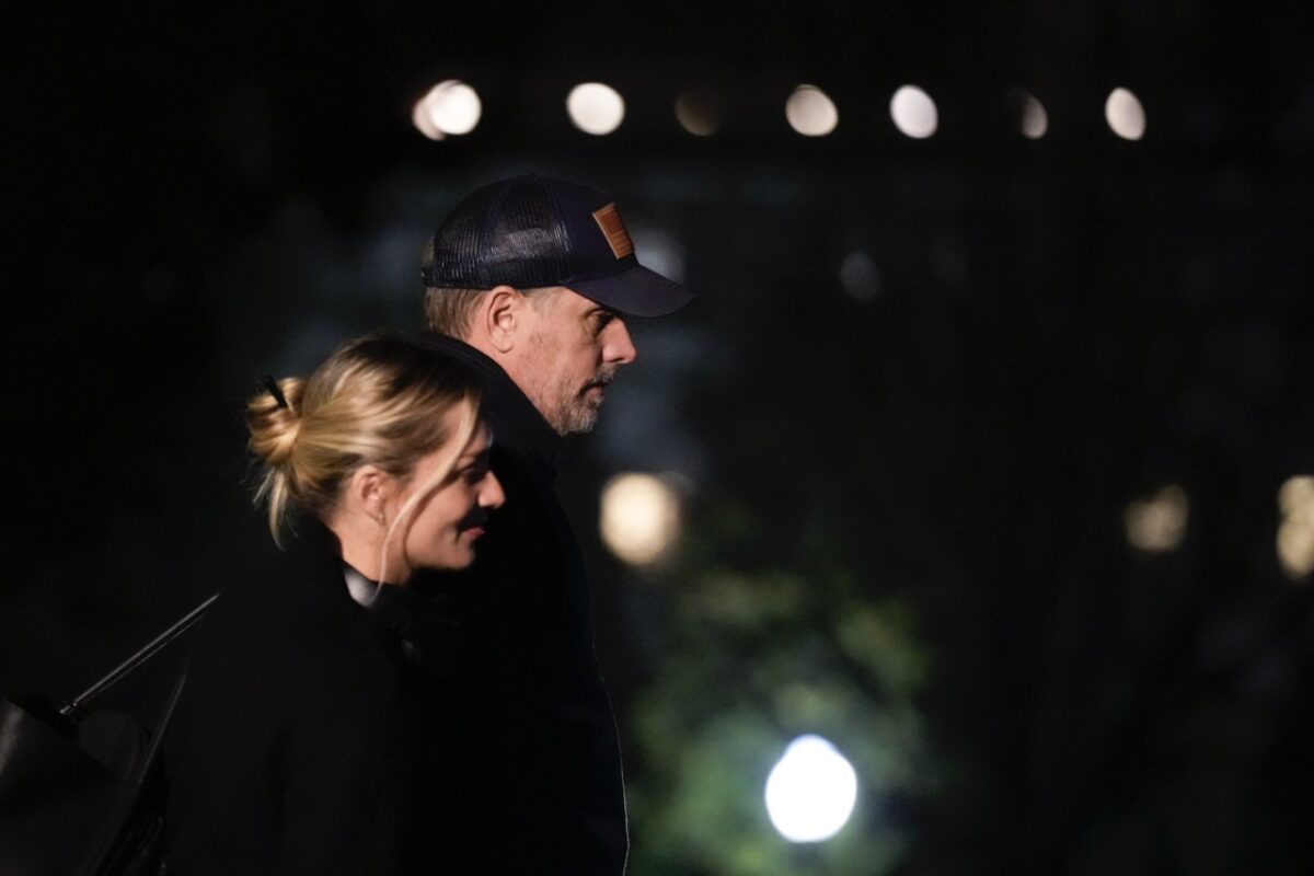 Ông Hunter Biden và vợ là Melissa Cohen rời Tòa Bạch Ốc để đến trực thăng Marine One tại Bãi cỏ phía Nam ở Hoa Thịnh Đốn hôm 16/12/2022. (Ảnh: Drew Angerer/Getty Images)