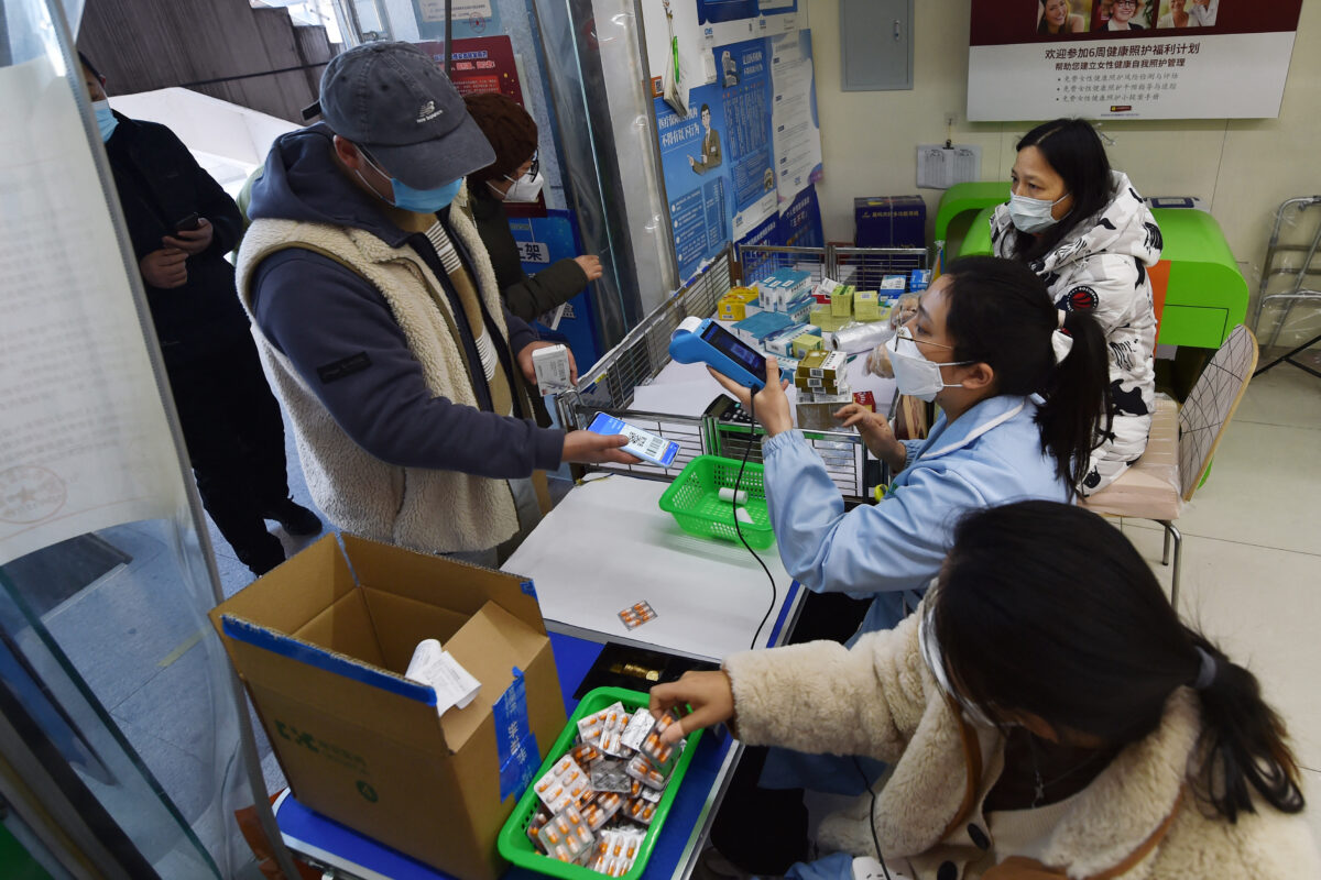 Một người đàn ông mua thuốc hạ sốt tại một hiệu thuốc trong bối cảnh đại dịch COVID-19 bùng phát ở Nam Kinh, tỉnh Giang Tô, phía đông Trung Quốc, hôm 19/12/2022. (Ảnh: STR/AFP qua Getty Images)