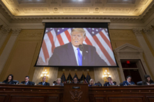 Hình ảnh của cựu Tổng thống Donald Trump được chiếu trên màn hình trong cuộc họp của Ủy ban Đặc biệt ngày 06/01 của Hạ viện tại Tòa nhà Văn phòng Canon House trên Capitol Hill ở Hoa Thịnh Đốn hôm 19/12/2022. (Ảnh: Al Drago/Getty Images)