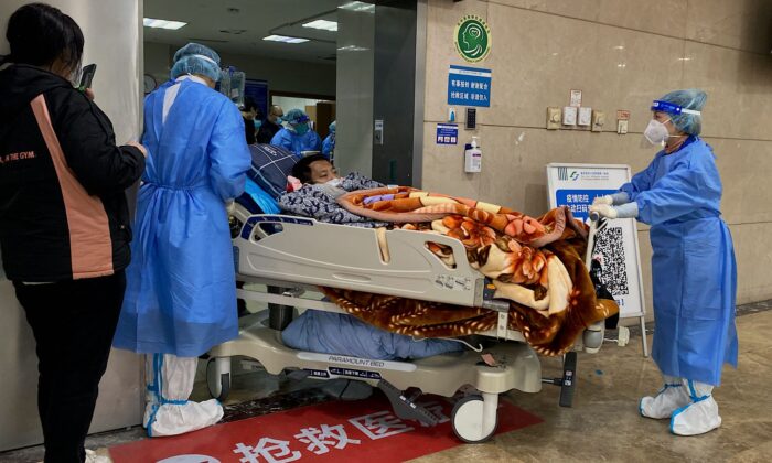 Trung Quốc: Hệ thống y tế, tang lễ quá tải khi số ca nhiễm COVID tăng mạnh