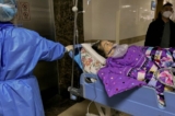 Một bệnh nhân COVID-19 nằm trên băng ca trong khu cấp cứu của Bệnh viện Trực thuộc Số 1 của Đại học Y Trùng Khánh ở thành phố Trùng Khánh phía tây nam Trung Quốc hôm 22/12/2022. (Ảnh: Noel Celis/AFP qua Getty Images)