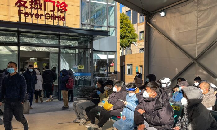 Người dân chờ gọi tới lượt khám bệnh bên ngoài Phòng khám Sốt tại Bệnh viện Đồng Nhân ở quận Trường Ninh, Thượng Hải, hôm 23/12/2022. (Ảnh: Hector Retamal/AFP qua Getty Images)