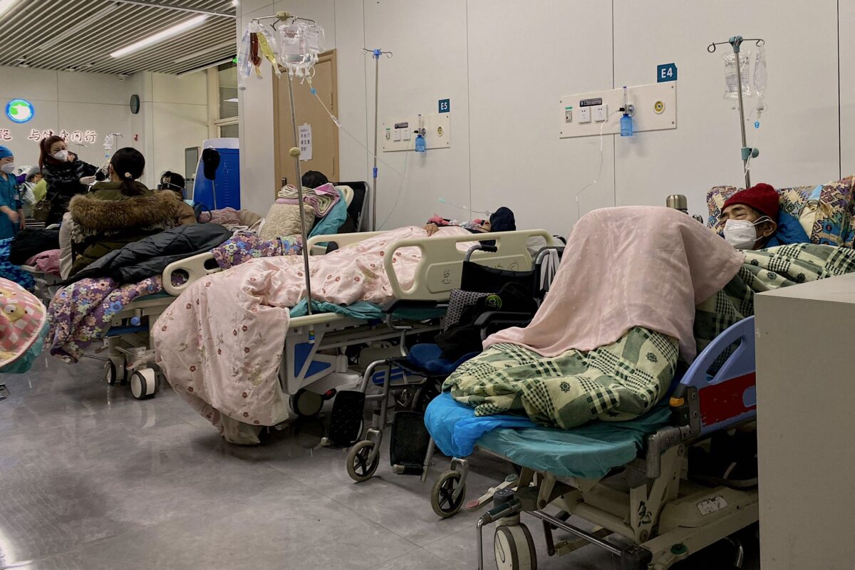 Hình ảnh này cho thấy bệnh nhân Covid-19 đang nằm trên giường bệnh tại Bệnh viện Nam Khai Thiên Tân ở Thiên Tân hôm 28/12/2022. (Ảnh: Noel Celis/AFP qua Getty Images)