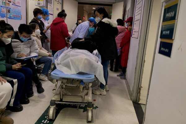 Một người tử vong trên băng ca tại Bệnh viện Trung tâm số 1 Thiên Tân ở Thiên Tân hôm 28/12/2022. (Ảnh: Noel Celis/AFP qua Getty Images)