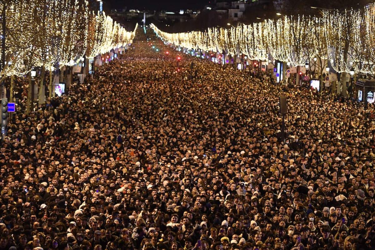 Pháo hoa nổ trên địa danh nổi tiếng của Berlin, Cổng Brandenburg, trong buổi trình diễn ánh sáng và âm nhạc đón Năm Mới trước nửa đêm để chào đón năm 2023 hôm 01/01/2023. (Ảnh: Tobias Schwarz/AFP qua Getty Images)