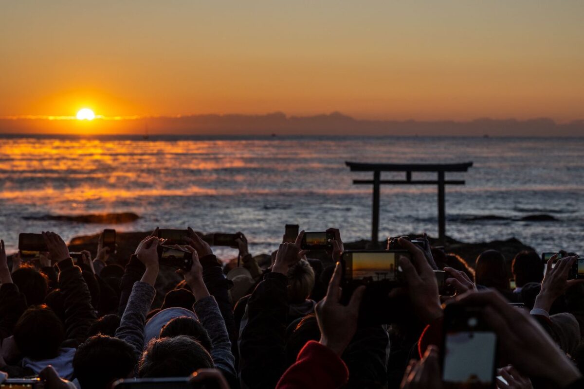 Mọi người tập trung trước cổng torii của đền thờ Oarai Isosaki để ngắm bình minh vào ngày đầu Năm Mới ở Oarai, tỉnh Ibaraki, Nhật Bản, hôm 01/01/2023. (Ảnh: Philip Fong/AFP qua Getty Images)