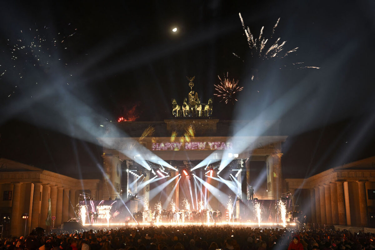 Du khách ăn mừng Năm Mới tại Cổng Brandenburg ở Berlin, Đức, hôm 01/01/2023. (Ảnh: Adam Berry/Getty Images)
