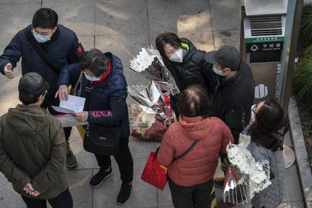 Những người đưa tang tập trung bên ngoài nơi cử hành tang lễ cho người thân đã quá cố tại một nhà tang lễ ở Thượng Hải, Trung Quốc, hôm 31/12/2022. (Ảnh: Qilai Shen/Bloomberg qua Getty Images)