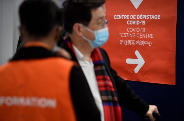 Các hành khách trên một chuyến bay từ Trung Quốc đi vào trung tâm xét nghiệm COVID-19 của phi trường Paris-Charles-de-Gaulle ở Roissy, ngoại ô Paris, hôm 01/01/2023. (Ảnh: Julien De Rosa/AFP qua Getty Images)