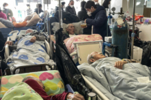 Các bệnh nhân nằm trên cáng tại bệnh viện Đồng Nhân ở Thượng Hải hôm 03/01/2023. (Ảnh: Hector Retamal /AFP qua Getty Images)