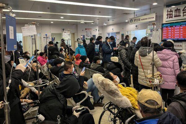 Người dân và các bệnh nhân ngồi xe lăn ngồi chờ trong khoa cấp cứu của một bệnh viện ở Bắc Kinh hôm 03/01/2023. (Ảnh: Jade Gao/AFP qua Getty Images)