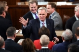 Dân biểu Kevin McCarthy (Cộng Hòa-California) đưa tay ra hiệu trong Phòng họp Hạ viện tại Điện Capitol Hoa Kỳ ở Hoa Thịnh Đốn hôm 06/01/2023. (Ảnh: Olivier Douliery/AFP qua Getty Images)