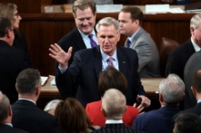 Dân biểu Kevin McCarthy (Cộng Hòa-California) ra hiệu trong Phòng Hạ viện tại Điện Capitol Hoa Kỳ ở Hoa Thịnh Đốn hôm 06/01/2023. (Ảnh: Oliver Douliery/AFP qua Getty Images)