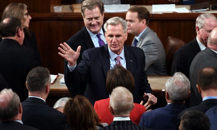 Dân biểu Kevin McCarthy (Cộng Hòa-California) ra hiệu trong Phòng Hạ viện tại Điện Capitol Hoa Kỳ ở Hoa Thịnh Đốn hôm 06/01/2023. (Ảnh: Oliver Douliery/AFP qua Getty Images)