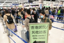 Người dân xếp hàng tại trạm kiểm soát Lạc Mã Châu ở cửa khẩu biên giới Thâm Quyến, nơi tiếp giáp với Trung Quốc đại lục tại Hồng Kông hôm 08/01/2023. (Ảnh: Peter Parks/AFP qua Getty Images)