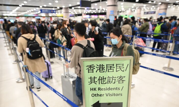 Hơn 100,000 người qua biên giới Hồng Kông-Trung Quốc sau khi dỡ bỏ các hạn chế COVID-19