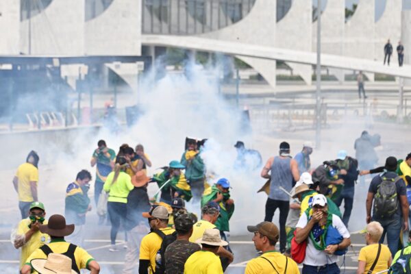 Những người ủng hộ cựu Tổng thống Brazil Jair Bolsonaro đụng độ với cảnh sát trong một cuộc biểu tình bên ngoài Cung điện Planalto ở Brasilia, hôm 08/12/2023. (Ảnh: Evaristo Sa/AFP qua Getty Images)