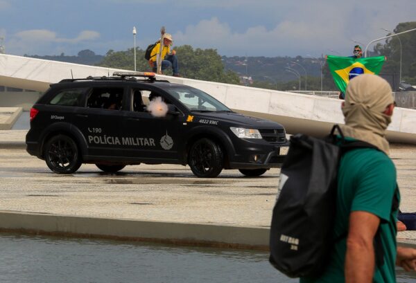 Lực lượng Quân Cảnh bắn hơi cay vào những người ủng hộ cựu Tổng thống Brazil Jair Bolsonaro khi họ xông vào Dinh Tổng thống Planalto ở Brasilia hôm 08/01/2023. (Ảnh: Sergio Lima/AFP qua Getty Images)