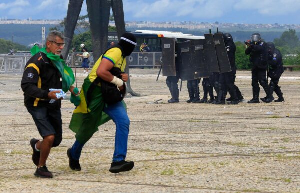 Các lực lượng an ninh đối đầu với những người ủng hộ cựu Tổng thống Brazil Jair Bolsonaro khi họ xông vào Dinh Tổng thống Planalto ở Brasilia hôm 08/01/2023. (Ảnh: Sergio Lima/AFP qua Getty Images)