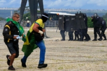 Các lực lượng an ninh đối đầu với những người ủng hộ cựu Tổng thống Brazil Jair Bolsonaro khi họ xông vào Dinh Tổng thống Planalto ở Brasilia hôm 08/01/2023. (Ảnh: Sergio Lima/AFP qua Getty Images)