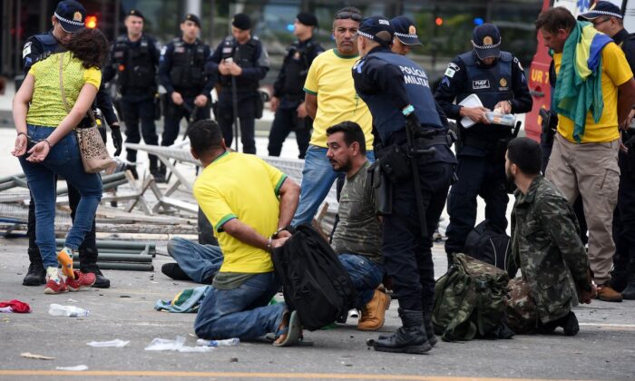 Brazil: 400 người bị bắt sau khi xâm phạm các tòa nhà chính phủ, ông Bolsonaro lên án vụ tấn công