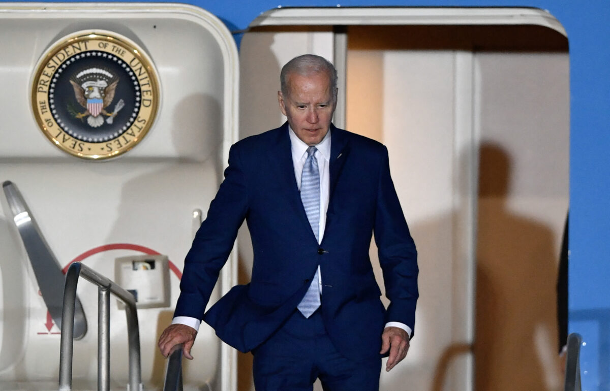 Tổng thống Hoa Kỳ Joe Biden xuống phi cơ khi hạ cánh xuống phi trường quốc tế Felipe Angeles ở Zumpango de Ocampo, phía bắc thành phố Mexico hôm 08/01/2023. (Ảnh: Claudio Cruz/AFP qua Getty Images)