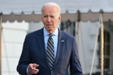 Tổng thống Joe Biden nói chuyện với các phóng viên tại South Lawn của Tòa Bạch Ốc ở Thủ đô Hoa Thịnh Đốn, hôm 11/01/2023. (Ảnh: Andrew Caballero-Reynolds/AFP qua Getty Images)