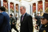 Chủ tịch Hạ viện Hoa Kỳ Kevin McCarthy, thành viên Đảng Cộng Hòa thuộc tiểu bang California, rời đi sau khi tổ chức một cuộc họp báo ở Statuary Hall tại Điện Capitol Hoa Kỳ ở Hoa Thịnh Đốn, hôm 12/01/2023. (Ảnh: Saul Loeb/AFP qua Getty Images)