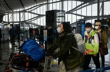 Hành khách chuẩn bị làm thủ tục tại phi trường quốc tế Đại Hưng ở Bắc Kinh, hôm 19/01/2023. (Ảnh: Wang Zhao/AFP qua Getty Images)