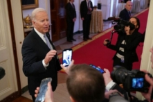 Tổng thống Joe Biden rời đi sau khi tham dự Cuộc họp Mùa đông của Hội nghị Thị trưởng Hoa Kỳ tại Phòng họp phía Đông của Tòa Bạch Ốc hôm 20/01/2023. (Ảnh: Mandel Ngan/AFP qua Getty Images)
