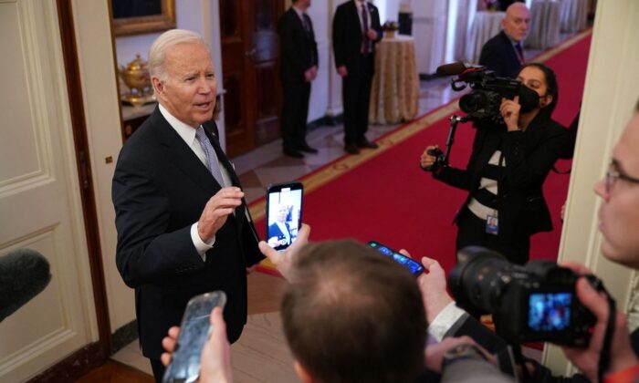 Tổng thống Joe Biden rời đi sau khi tham dự Cuộc họp Mùa đông của Hội nghị Thị trưởng Hoa Kỳ tại Phòng họp phía Đông của Tòa Bạch Ốc hôm 20/01/2023. (Ảnh: Mandel Ngan/AFP qua Getty Images)