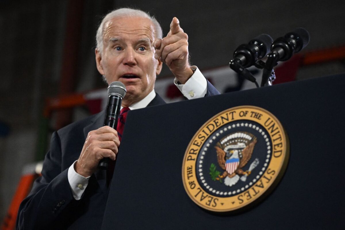 Tổng thống Hoa Kỳ Joe Biden trình bày về nền kinh tế Hoa Kỳ tại Steamfitters Local 602 ở Springfield, Virginia, vào ngày 26/01/2023. (Ảnh: Andrew Caballero-Reynolds/AFP qua Getty Images)