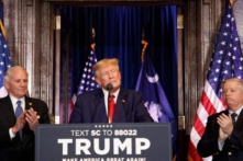Cựu Tổng thống Donald Trump, cùng với Thượng nghị sĩ Lindsey Graham (Cộng Hòa-South Carolina) (phải), và Thống đốc South Carolina Henry McMaster (trái), trình bày tại một sự kiện vận động bầu cử năm 2024 ở Columbia, South Carolina, hôm 28/01/2023 .(Ảnh: Logan Cyrus/AFP qua Getty Images)