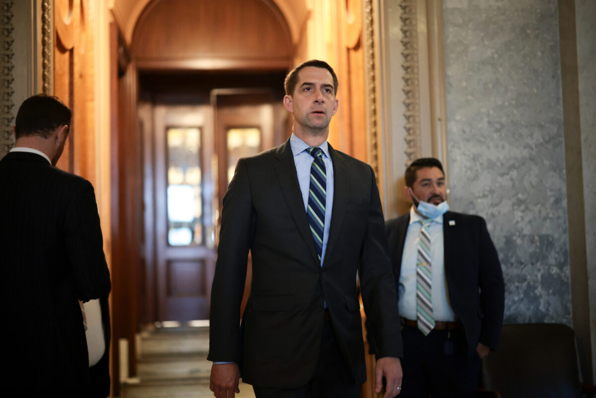 Thượng nghị sĩ Tom Cotton (Cộng Hòa-Arkansas) rời khỏi Phòng Thượng viện trong một loạt cuộc bỏ phiếu tại Điện Capitol Hoa Kỳ ở Hoa Thịnh Đốn, vào ngày 06/10/2021. (Ảnh: Anna Moneymaker/Getty Images)