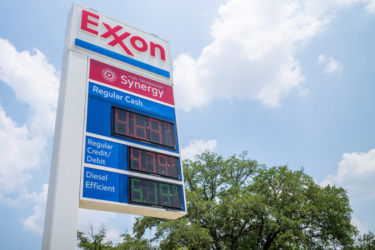 Giá xăng trên một tấm biển hiệu trạm xăng của hãng Exxon Mobil ở Houston, Texas hôm 09/06/2022. (Ảnh: Brandon Bell/Getty Images)