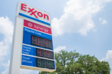 Giá xăng trên một tấm biển tại trạm xăng Exxon Mobil ở Houston, Texas, hôm 09/06/2022. (Ảnh: Brandon Bell/Getty Images)