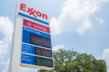 Giá xăng trên tấm biển tại một trạm xăng của hãng Exxon Mobil ở Houston, Texas, hôm 09/06/2022. (Ảnh: Brandon Bell/Getty Images)