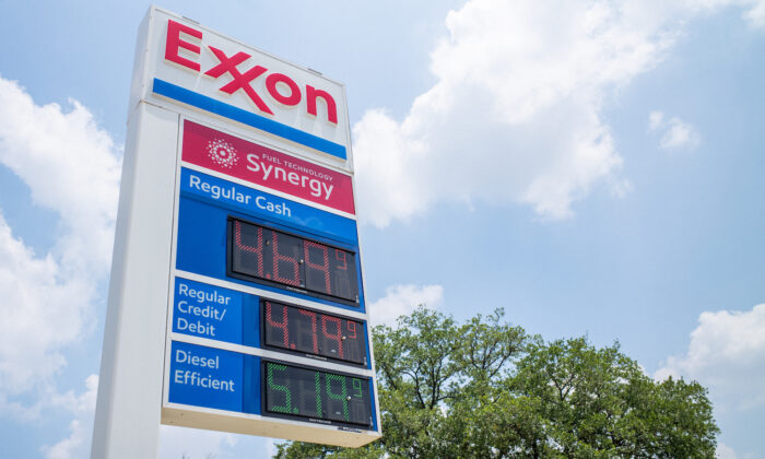 Giá xăng trên tấm biển tại một trạm xăng của hãng Exxon Mobil ở Houston, Texas, hôm 09/06/2022. (Ảnh: Brandon Bell/Getty Images)