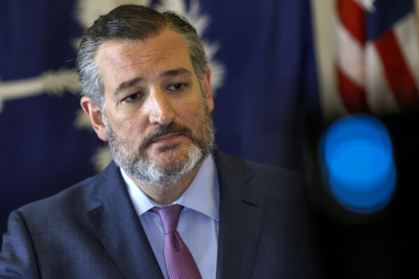 Thượng nghị sĩ Ted Cruz (Cộng Hòa-Texas) trình bày trong cuộc họp báo tại Tòa nhà Capitol Hoa Kỳ để thảo luận về vấn đề nhập cư ở biên giới phía nam, tại Thủ đô Hoa Thịnh Đốn, vào ngày 22/06/2022. (Ảnh: Anna Moneymaker/Getty Images)