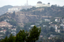 Những ngôi nhà bên dưới Đài thiên văn Griffith và biển hiệu Hollywood ở Los Angeles hôm 04/08/2022. (Ảnh: Mario Tama/Getty Images)